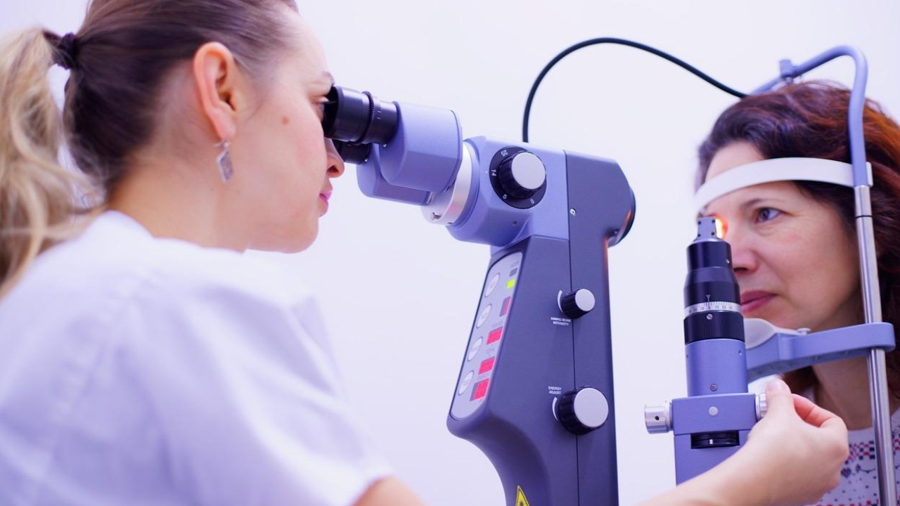 Yillarca gozunu ovusturdu doktorlar kirpiklerinde binden fazla canli buldu zIUNIh87